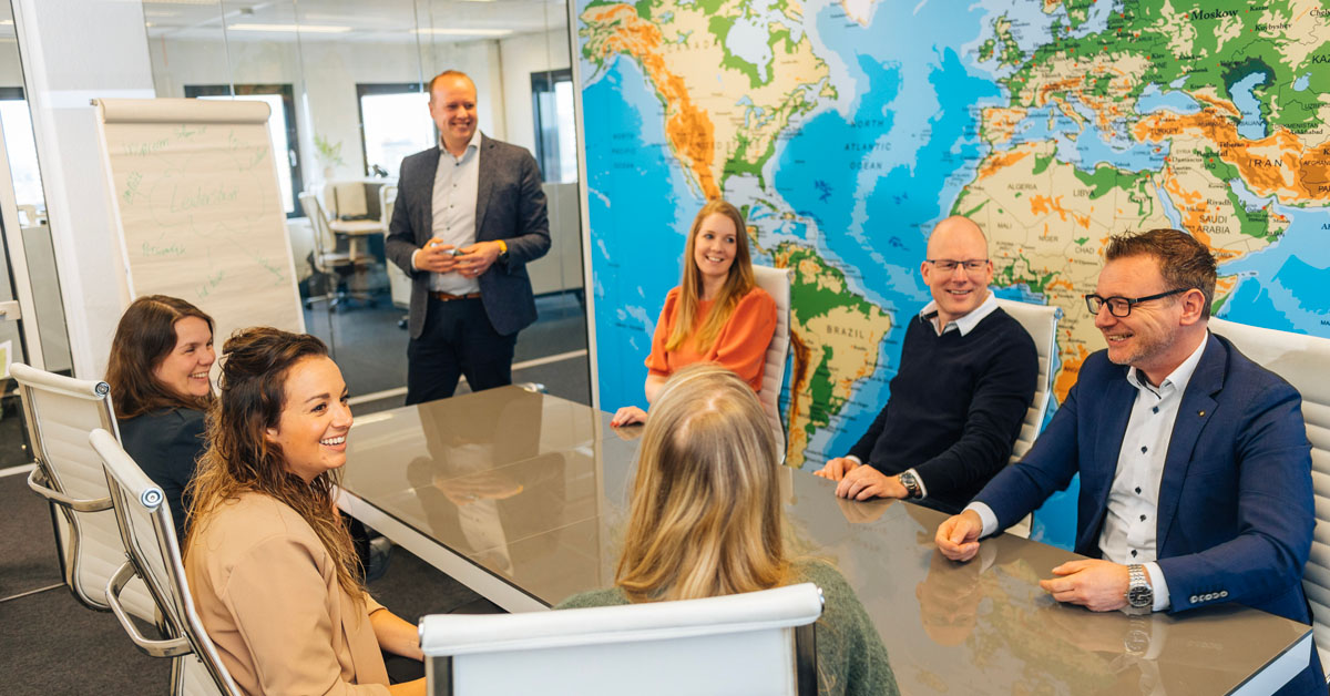Onboarding bij SkillsTown: een groep collega's zit bij elkaar om elkaar te leren kennen.